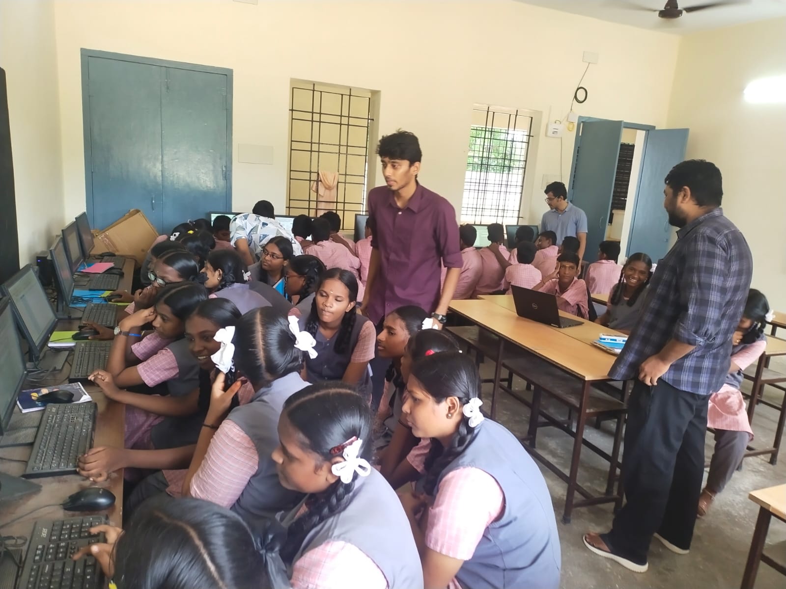 A full house at the computer lab during an early session