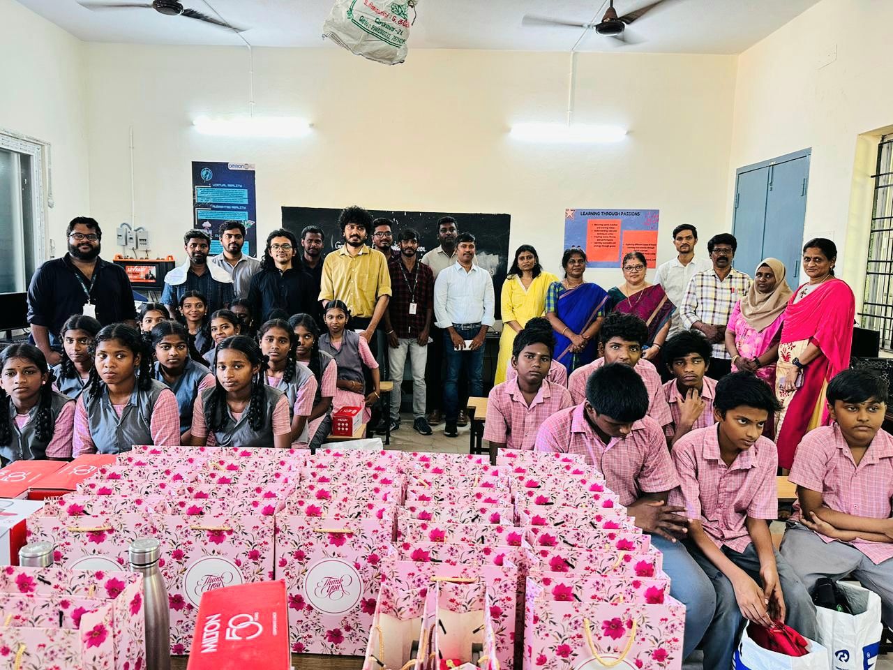 Volunteers, staff, and students together for the certificate & gift distribution